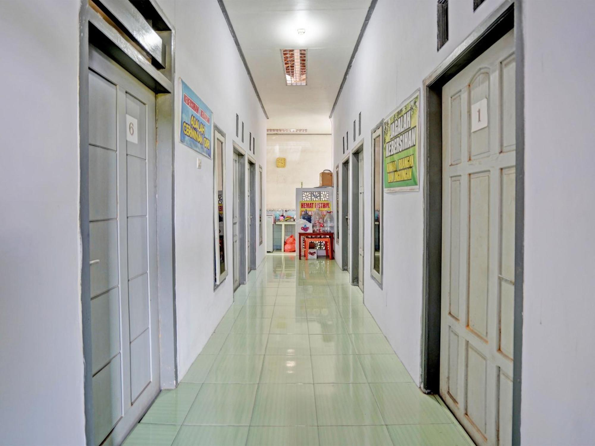 Oyo Life 92937 Kost Putri Sarkara Syariah Hotel Banyuwangi  Exterior photo