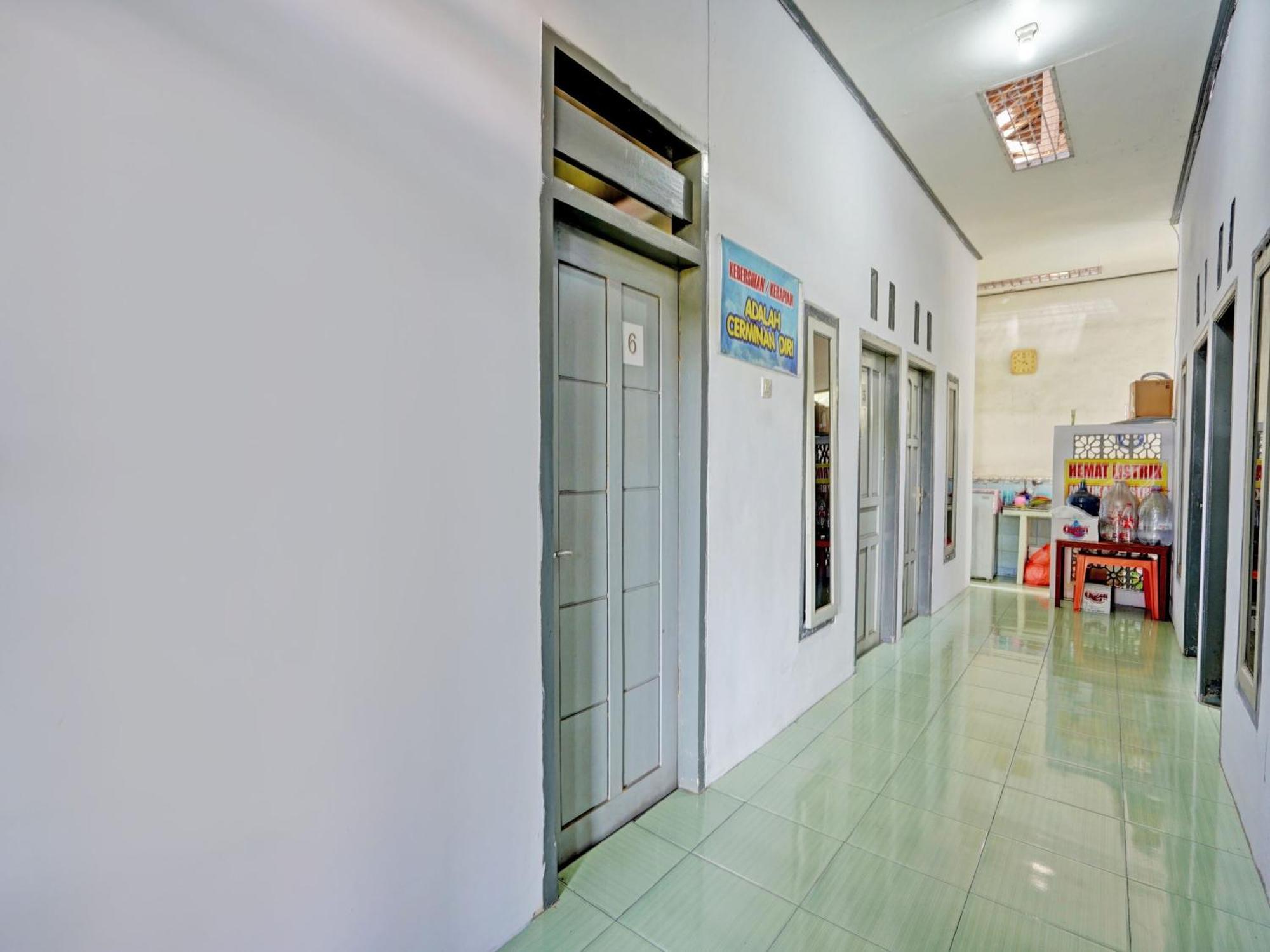 Oyo Life 92937 Kost Putri Sarkara Syariah Hotel Banyuwangi  Exterior photo