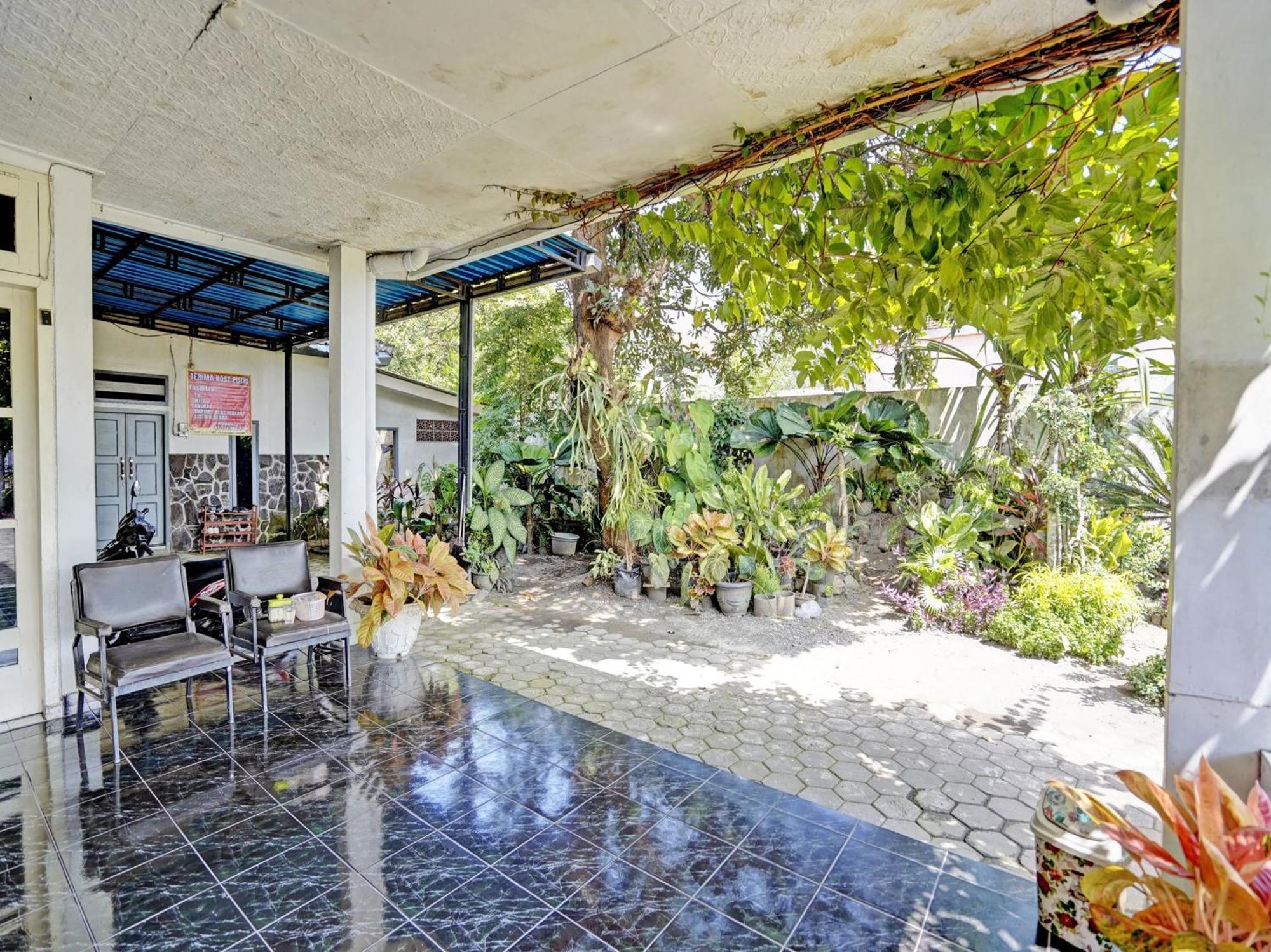 Oyo Life 92937 Kost Putri Sarkara Syariah Hotel Banyuwangi  Exterior photo