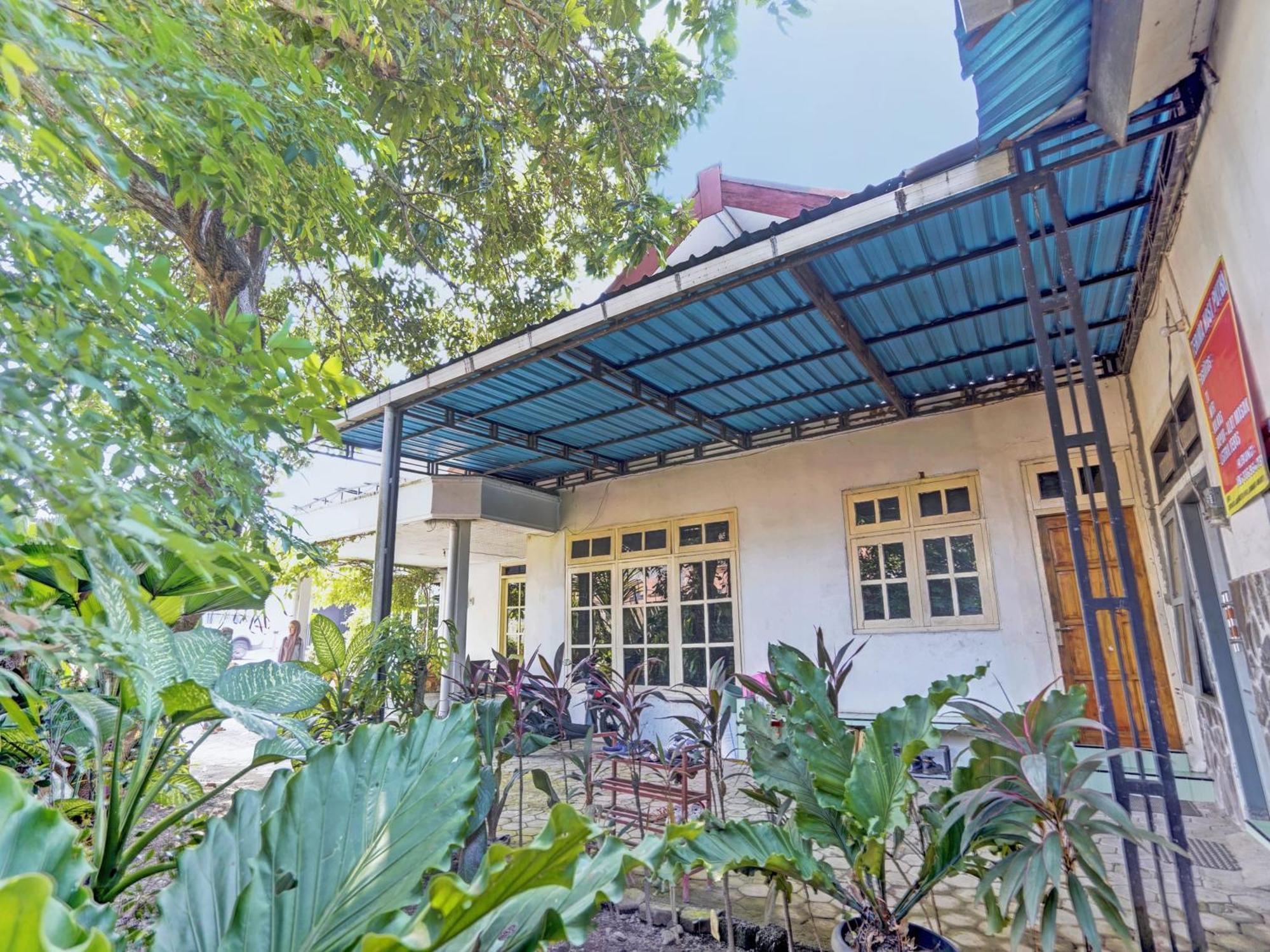 Oyo Life 92937 Kost Putri Sarkara Syariah Hotel Banyuwangi  Exterior photo